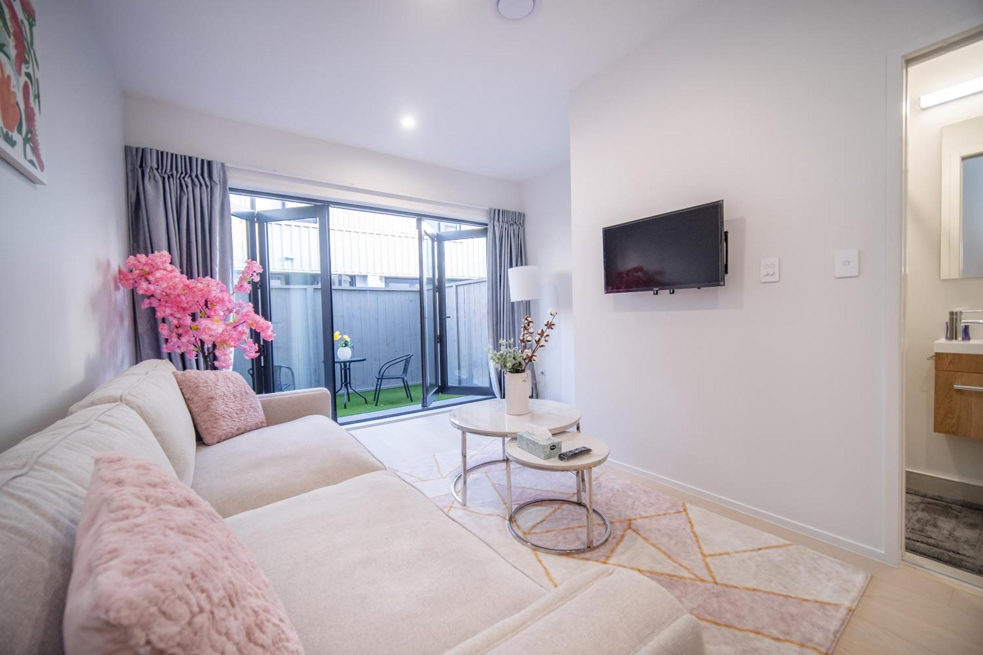Brand New Beautiful Townhouse With Two Bedrooms And Free Parking Villa *